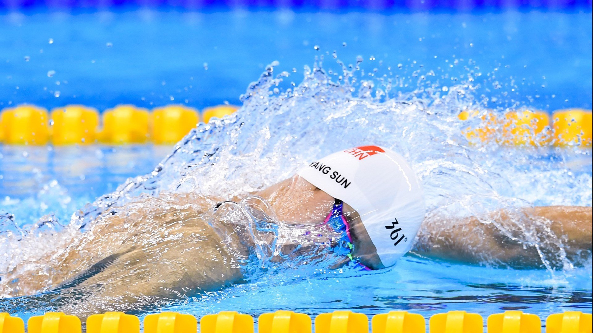 全国大学生田径锦标赛接力赛激烈角逐,青春速度闪耀赛场